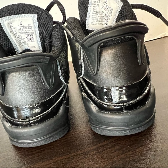 Nike Black Sneakers with Reflective Accents and Cushioned Sole - Picture 4 of 6